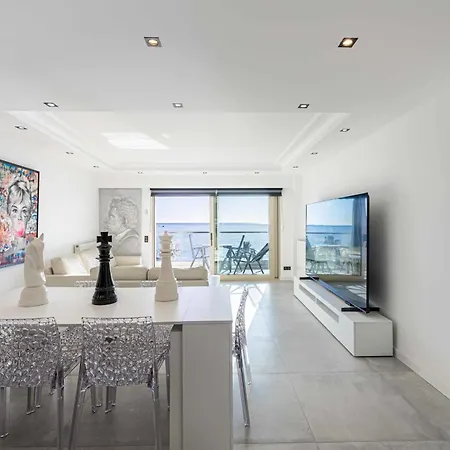 Ref 1962 - Seafront - 5mins To The Palais Des Festivals