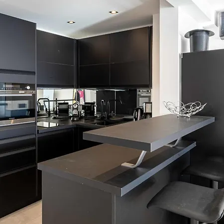 Ref 1962 - Seafront - 5mins To The Palais Des Festivals Cannes