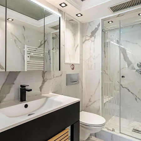 Ref 1962 - Seafront - 5mins To The Palais Des Festivals *